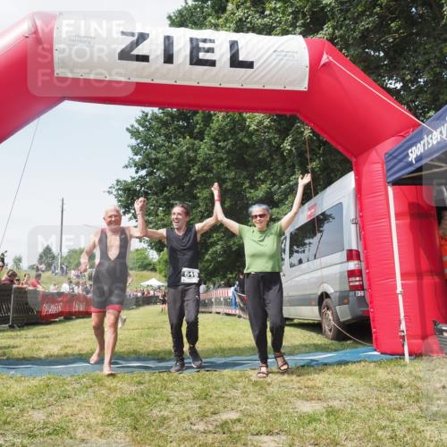 21.06.2025 - 27. Vierlanden-Triathlon KatJ http://msf.ph/oto/8051823 15.06.2025 11:42:35 Ziel 569 meine-sportfotos.de