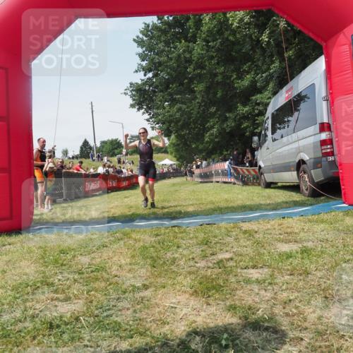 21.06.2025 - 27. Vierlanden-Triathlon KatJ http://msf.ph/oto/8051831 15.06.2025 11:42:42 Ziel 568 meine-sportfotos.de