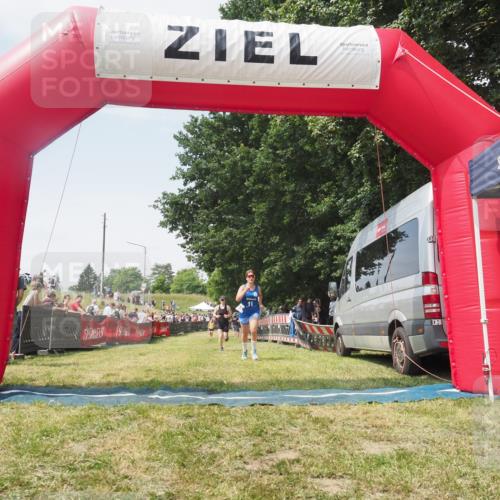 21.06.2025 - 27. Vierlanden-Triathlon KatJ http://msf.ph/oto/8051836 15.06.2025 11:42:53 Ziel 584 meine-sportfotos.de