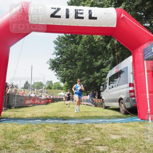 21.06.2025 - 27. Vierlanden-Triathlon KatJ http://msf.ph/oto/8051839 15.06.2025 11:42:54 Ziel 584 meine-sportfotos.de