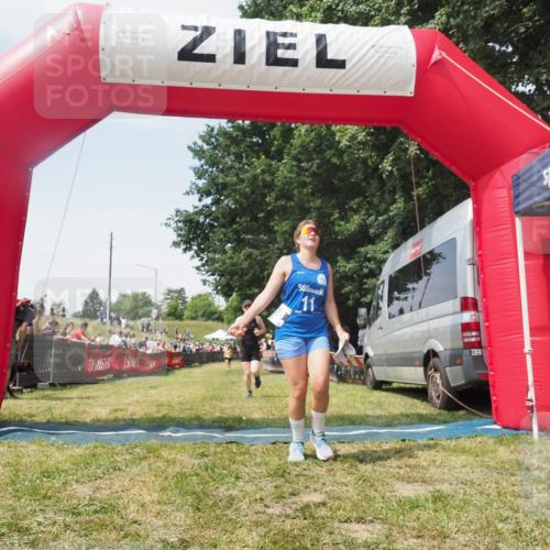 21.06.2025 - 27. Vierlanden-Triathlon KatJ http://msf.ph/oto/8051845 15.06.2025 11:42:55 Ziel 584 meine-sportfotos.de