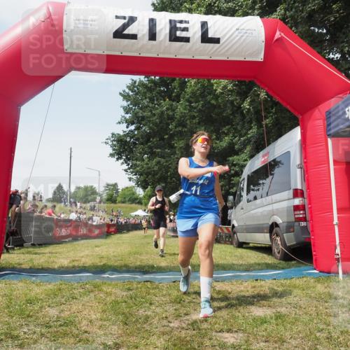 21.06.2025 - 27. Vierlanden-Triathlon KatJ http://msf.ph/oto/8051846 15.06.2025 11:42:55 Ziel 584 meine-sportfotos.de