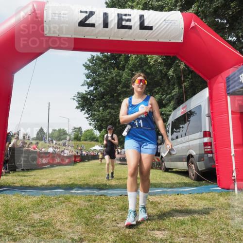 21.06.2025 - 27. Vierlanden-Triathlon KatJ http://msf.ph/oto/8051848 15.06.2025 11:42:55 Ziel 584 meine-sportfotos.de
