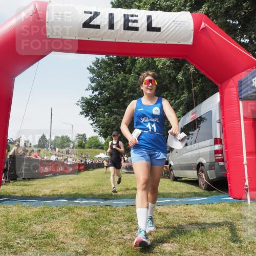 21.06.2025 - 27. Vierlanden-Triathlon KatJ http://msf.ph/oto/8051849 15.06.2025 11:42:55 Ziel 584 meine-sportfotos.de