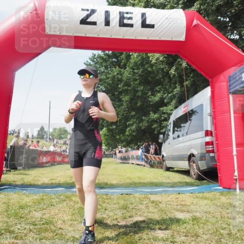 15.06.2025 - 27. Vierlanden-Triathlon KatJ http://msf.ph/oto/8051859 15.06.2025 11:42:57 Ziel 584 meine-sportfotos.de