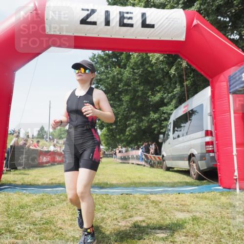 15.06.2025 - 27. Vierlanden-Triathlon KatJ http://msf.ph/oto/8051860 15.06.2025 11:42:57 Ziel 584 meine-sportfotos.de