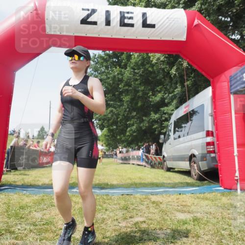 15.06.2025 - 27. Vierlanden-Triathlon KatJ http://msf.ph/oto/8051861 15.06.2025 11:42:57 Ziel 584 meine-sportfotos.de