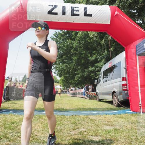 15.06.2025 - 27. Vierlanden-Triathlon KatJ http://msf.ph/oto/8051862 15.06.2025 11:42:58 Ziel 584 meine-sportfotos.de
