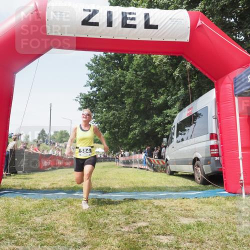 15.06.2025 - 27. Vierlanden-Triathlon KatJ http://msf.ph/oto/8051869 15.06.2025 11:43:02 Ziel  meine-sportfotos.de