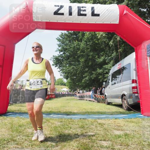 15.06.2025 - 27. Vierlanden-Triathlon KatJ http://msf.ph/oto/8051873 15.06.2025 11:43:02 Ziel  meine-sportfotos.de