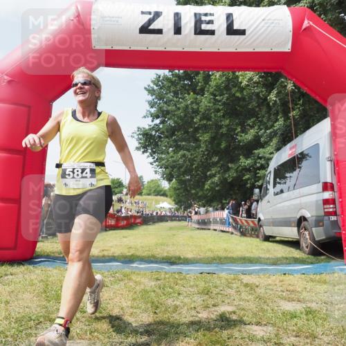 15.06.2025 - 27. Vierlanden-Triathlon KatJ http://msf.ph/oto/8051874 15.06.2025 11:43:02 Ziel  meine-sportfotos.de
