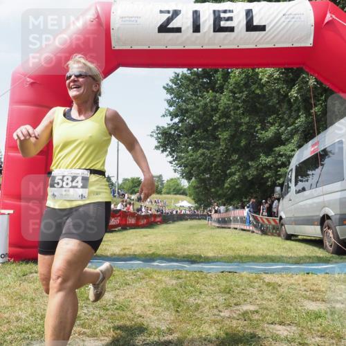15.06.2025 - 27. Vierlanden-Triathlon KatJ http://msf.ph/oto/8051875 15.06.2025 11:43:03 Ziel  meine-sportfotos.de
