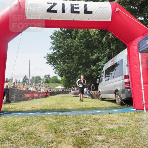 21.06.2025 - 27. Vierlanden-Triathlon KatJ http://msf.ph/oto/8051877 15.06.2025 11:43:28 Ziel  meine-sportfotos.de