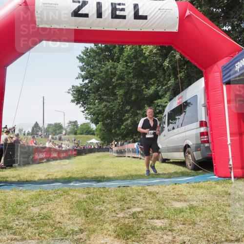 21.06.2025 - 27. Vierlanden-Triathlon KatJ http://msf.ph/oto/8051882 15.06.2025 11:43:29 Ziel  meine-sportfotos.de