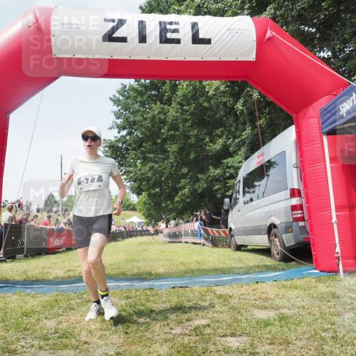 21.06.2025 - 27. Vierlanden-Triathlon KatJ http://msf.ph/oto/8051900 15.06.2025 11:44:00 Ziel 588 meine-sportfotos.de