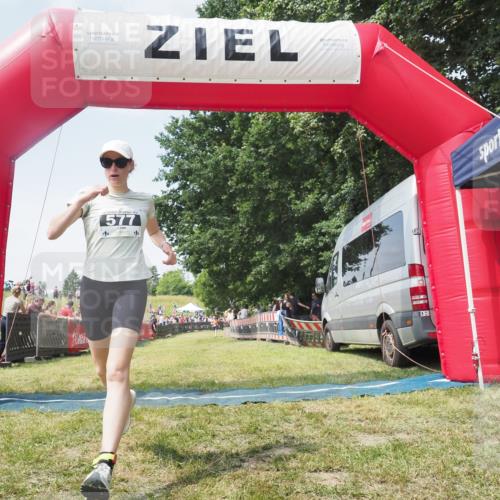 21.06.2025 - 27. Vierlanden-Triathlon KatJ http://msf.ph/oto/8051901 15.06.2025 11:44:00 Ziel 588 meine-sportfotos.de