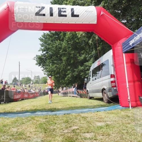 21.06.2025 - 27. Vierlanden-Triathlon KatJ http://msf.ph/oto/8051903 15.06.2025 11:44:09 Ziel  meine-sportfotos.de