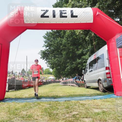 21.06.2025 - 27. Vierlanden-Triathlon KatJ http://msf.ph/oto/8051923 15.06.2025 11:44:25 Ziel  meine-sportfotos.de