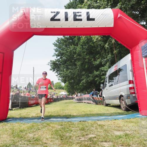 21.06.2025 - 27. Vierlanden-Triathlon KatJ http://msf.ph/oto/8051924 15.06.2025 11:44:25 Ziel  meine-sportfotos.de