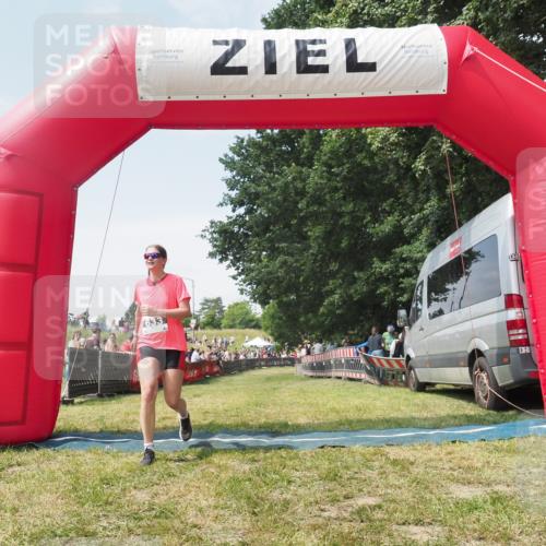 21.06.2025 - 27. Vierlanden-Triathlon KatJ http://msf.ph/oto/8051928 15.06.2025 11:44:26 Ziel  meine-sportfotos.de