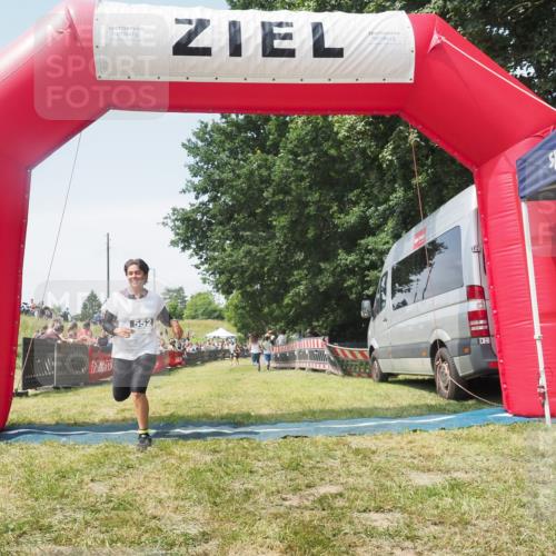 21.06.2025 - 27. Vierlanden-Triathlon KatJ http://msf.ph/oto/8051970 15.06.2025 11:45:08 Ziel 246, 444 meine-sportfotos.de