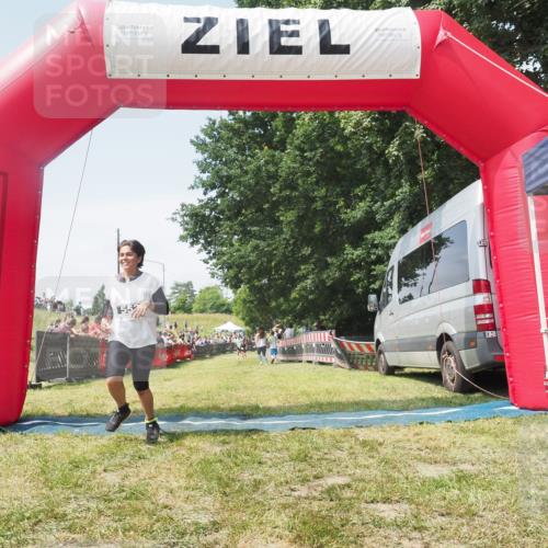 21.06.2025 - 27. Vierlanden-Triathlon KatJ http://msf.ph/oto/8051971 15.06.2025 11:45:09 Ziel 246, 444 meine-sportfotos.de
