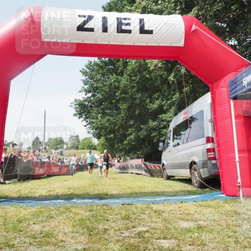 21.06.2025 - 27. Vierlanden-Triathlon KatJ http://msf.ph/oto/8051983 15.06.2025 11:45:18 Ziel 444 meine-sportfotos.de