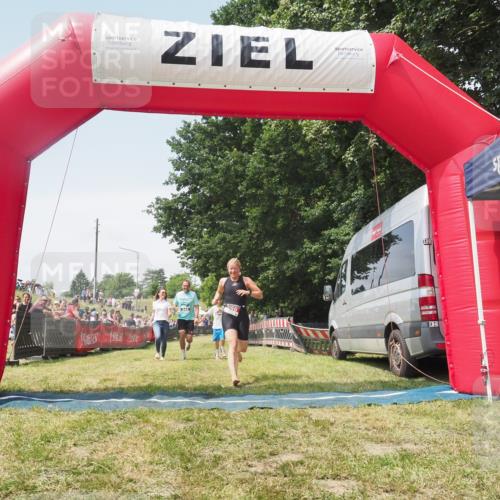 21.06.2025 - 27. Vierlanden-Triathlon KatJ http://msf.ph/oto/8051985 15.06.2025 11:45:19 Ziel 444 meine-sportfotos.de