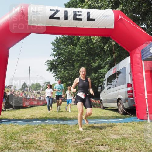 21.06.2025 - 27. Vierlanden-Triathlon KatJ http://msf.ph/oto/8051989 15.06.2025 11:45:20 Ziel  meine-sportfotos.de