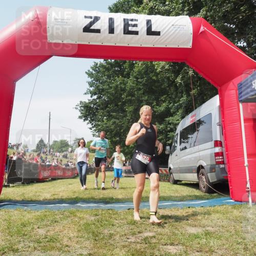 21.06.2025 - 27. Vierlanden-Triathlon KatJ http://msf.ph/oto/8051990 15.06.2025 11:45:20 Ziel  meine-sportfotos.de