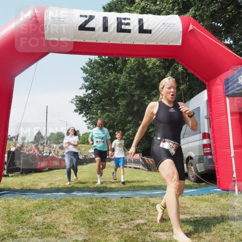 21.06.2025 - 27. Vierlanden-Triathlon KatJ http://msf.ph/oto/8051992 15.06.2025 11:45:21 Ziel  meine-sportfotos.de