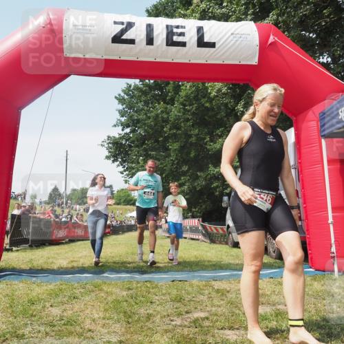 21.06.2025 - 27. Vierlanden-Triathlon KatJ http://msf.ph/oto/8051994 15.06.2025 11:45:21 Ziel  meine-sportfotos.de