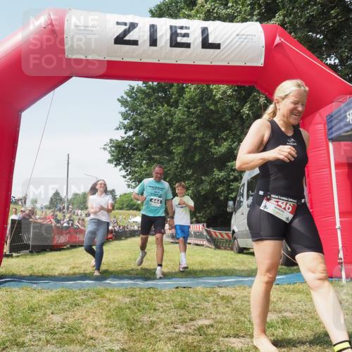 21.06.2025 - 27. Vierlanden-Triathlon KatJ http://msf.ph/oto/8051995 15.06.2025 11:45:21 Ziel  meine-sportfotos.de