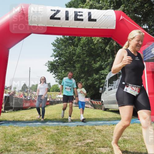 21.06.2025 - 27. Vierlanden-Triathlon KatJ http://msf.ph/oto/8051996 15.06.2025 11:45:21 Ziel  meine-sportfotos.de