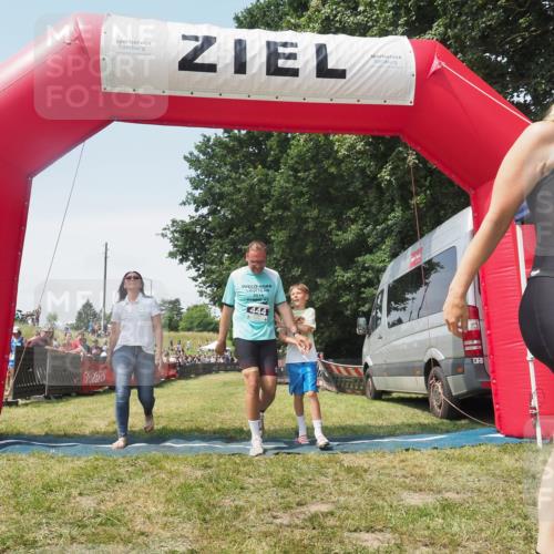 21.06.2025 - 27. Vierlanden-Triathlon KatJ http://msf.ph/oto/8051997 15.06.2025 11:45:21 Ziel  meine-sportfotos.de