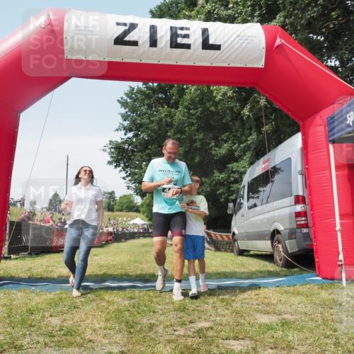 21.06.2025 - 27. Vierlanden-Triathlon KatJ http://msf.ph/oto/8052001 15.06.2025 11:45:22 Ziel  meine-sportfotos.de
