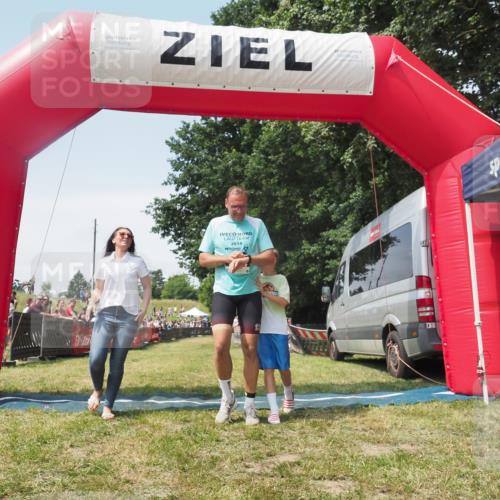 21.06.2025 - 27. Vierlanden-Triathlon KatJ http://msf.ph/oto/8052002 15.06.2025 11:45:22 Ziel  meine-sportfotos.de