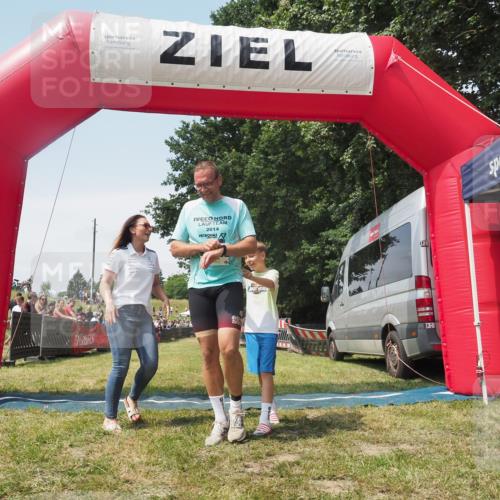 21.06.2025 - 27. Vierlanden-Triathlon KatJ http://msf.ph/oto/8052004 15.06.2025 11:45:23 Ziel  meine-sportfotos.de