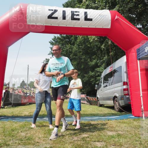 21.06.2025 - 27. Vierlanden-Triathlon KatJ http://msf.ph/oto/8052006 15.06.2025 11:45:23 Ziel  meine-sportfotos.de