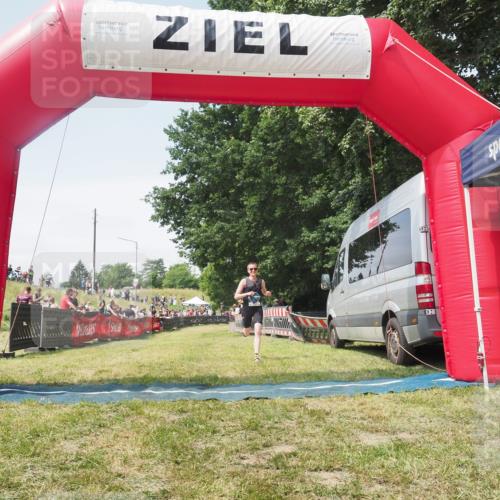 21.06.2025 - 27. Vierlanden-Triathlon KatJ http://msf.ph/oto/8052010 15.06.2025 11:45:54 Ziel  meine-sportfotos.de