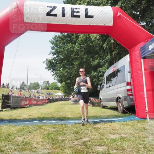 21.06.2025 - 27. Vierlanden-Triathlon KatJ http://msf.ph/oto/8052015 15.06.2025 11:45:55 Ziel  meine-sportfotos.de