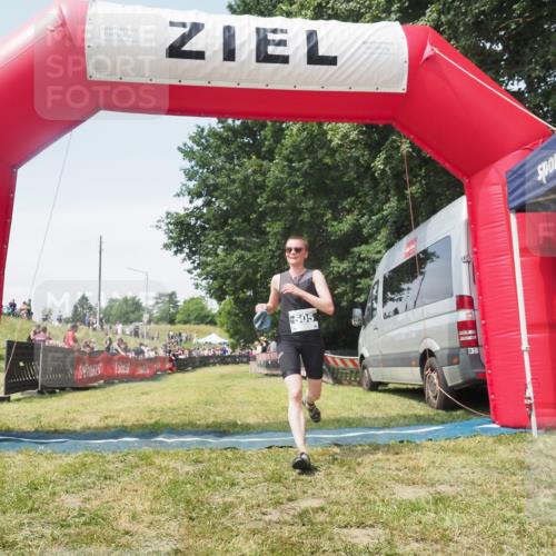 21.06.2025 - 27. Vierlanden-Triathlon KatJ http://msf.ph/oto/8052016 15.06.2025 11:45:55 Ziel  meine-sportfotos.de