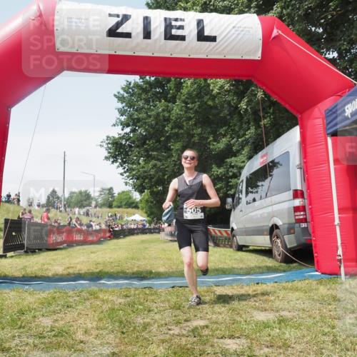 21.06.2025 - 27. Vierlanden-Triathlon KatJ http://msf.ph/oto/8052017 15.06.2025 11:45:55 Ziel  meine-sportfotos.de