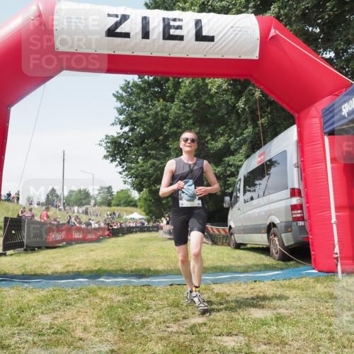21.06.2025 - 27. Vierlanden-Triathlon KatJ http://msf.ph/oto/8052018 15.06.2025 11:45:56 Ziel  meine-sportfotos.de