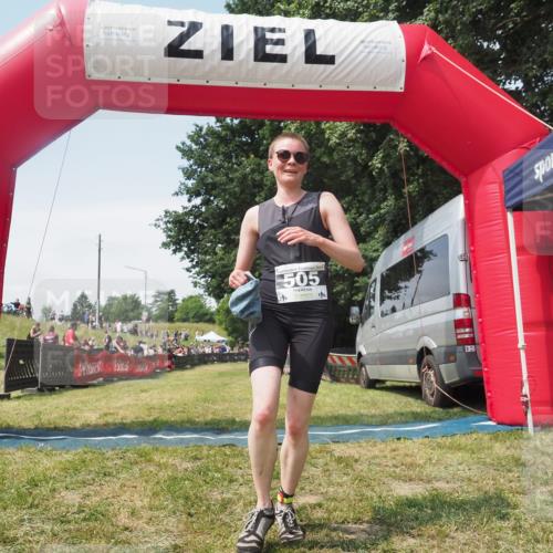 21.06.2025 - 27. Vierlanden-Triathlon KatJ http://msf.ph/oto/8052020 15.06.2025 11:45:56 Ziel  meine-sportfotos.de