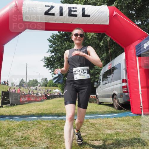 21.06.2025 - 27. Vierlanden-Triathlon KatJ http://msf.ph/oto/8052021 15.06.2025 11:45:56 Ziel  meine-sportfotos.de