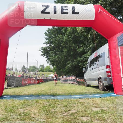 21.06.2025 - 27. Vierlanden-Triathlon KatJ http://msf.ph/oto/8052022 15.06.2025 11:46:15 Ziel 533 meine-sportfotos.de