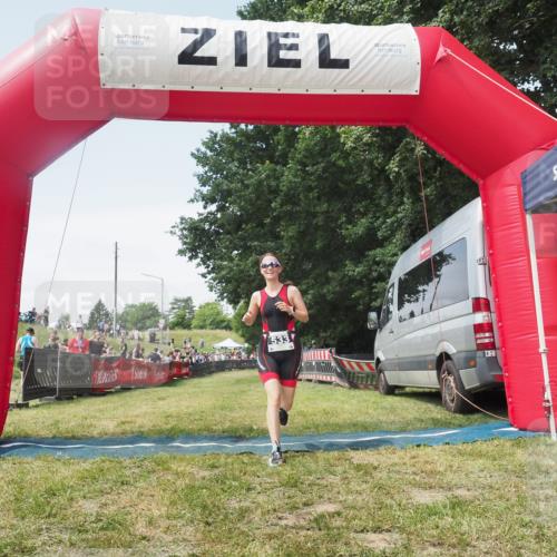 21.06.2025 - 27. Vierlanden-Triathlon KatJ http://msf.ph/oto/8052034 15.06.2025 11:46:18 Ziel 620 meine-sportfotos.de