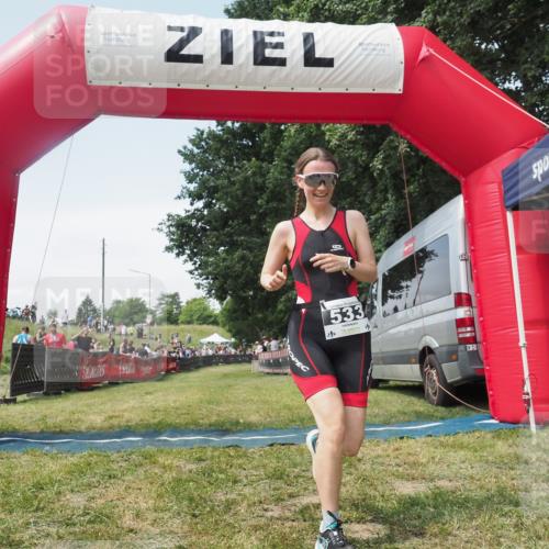 21.06.2025 - 27. Vierlanden-Triathlon KatJ http://msf.ph/oto/8052040 15.06.2025 11:46:19 Ziel 620 meine-sportfotos.de