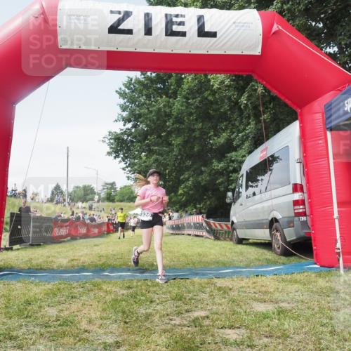 21.06.2025 - 27. Vierlanden-Triathlon KatJ http://msf.ph/oto/8052052 15.06.2025 11:46:30 Ziel 174, 515, 516 meine-sportfotos.de